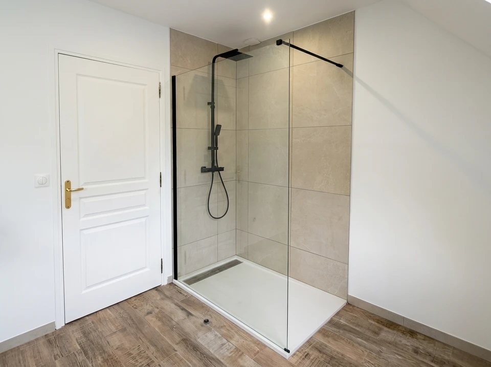 Salle de bain moderne avec douche à l'italienne, WC suspendu et lavabo intégré